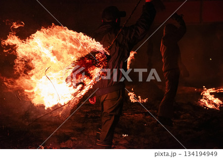 火の輪で厄を払う秋田の祭り 134194949