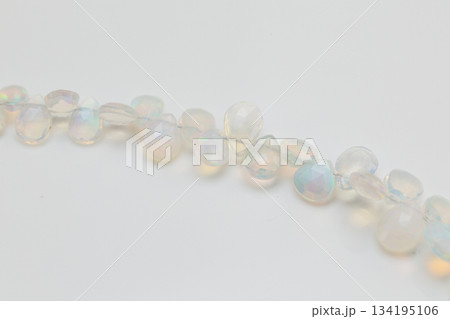 エチオピアンオパールのブリオレット｜ふんわり遊色がきらめく天然オパール素材 134195106