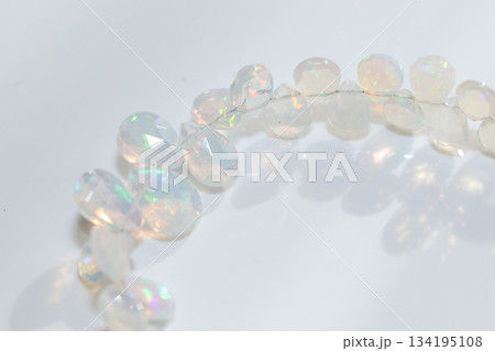 エチオピアンオパールのブリオレット｜ふんわり遊色がきらめく天然オパール素材 134195108