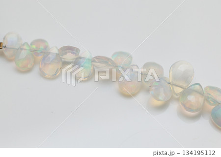エチオピアンオパールのブリオレット｜ふんわり遊色がきらめく天然オパール素材 134195112