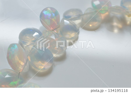 エチオピアンオパールのブリオレット｜ふんわり遊色がきらめく天然オパール素材 134195118