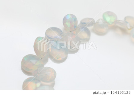 エチオピアンオパールのブリオレット|ふんわり遊色がきらめく天然オパール素材 エチオピアンオパールのブリオレット|ふんわり遊色がきらめく天然オパール素材 134195123