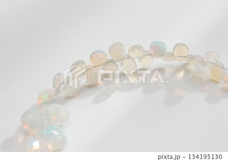 エチオピアンオパールのブリオレット｜ふんわり遊色がきらめく天然オパール素材 134195130