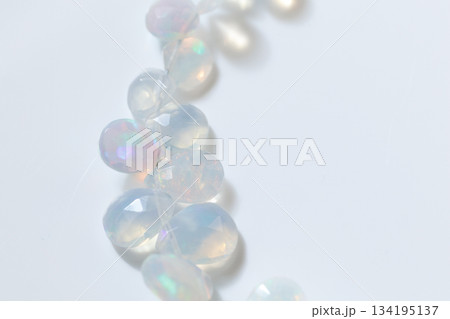 エチオピアンオパールのブリオレット｜ふんわり遊色がきらめく天然オパール素材 134195137