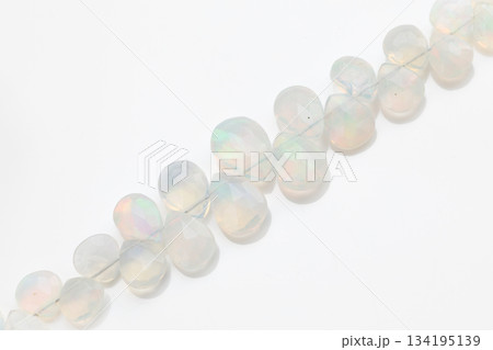 エチオピアンオパールのブリオレット|ふんわり遊色がきらめく天然オパール素材 エチオピアンオパールのブリオレット|ふんわり遊色がきらめく天然オパール素材 134195139