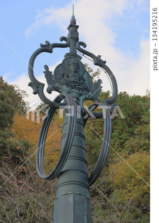 秋の四国霊場第88番札所「大窪寺」宝杖堂の屋根の大きな錫杖と紅葉 秋の四国霊場第88番札所「大窪寺」宝杖堂の屋根の大きな錫杖と紅葉 134195216