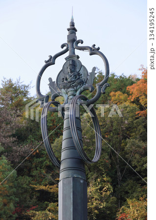 秋の四国霊場第88番札所「大窪寺」宝杖堂の屋根の大きな錫杖と紅葉 秋の四国霊場第88番札所「大窪寺」宝杖堂の屋根の大きな錫杖と紅葉 134195245