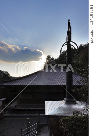 秋の四国霊場第88番札所「大窪寺」夕暮れの大師堂と宝杖堂 秋の四国霊場第88番札所「大窪寺」夕暮れの大師堂と宝杖堂 134195261