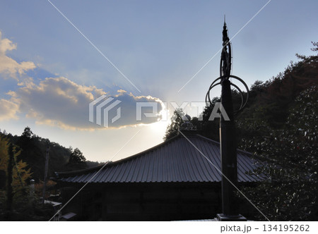 秋の四国霊場第88番札所「大窪寺」夕暮れの大師堂と宝杖堂 134195262