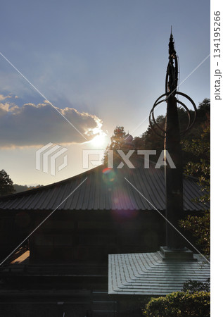 秋の四国霊場第88番札所「大窪寺」夕暮れの大師堂と宝杖堂 134195266