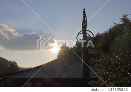 秋の四国霊場第88番札所「大窪寺」夕暮れの大師堂と宝杖堂 134195268