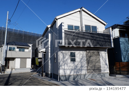郊外の戸建て住宅 134195477
