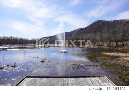 ふくろう池の七色の噴水（忠別ダム） 134195592