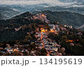 千本桜が彩る山の里 暁に染まる吉野山 134195619