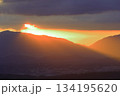 神々の光 山脈を照らす燃えるような光芒 134195620