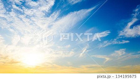 青空と雲と夕陽のドラマチックな風景 青空と雲と夕陽のドラマチックな風景 134195675