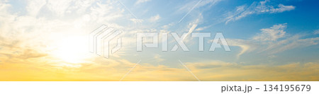 青空と雲と夕陽のドラマチックな風景 青空と雲と夕陽のドラマチックな風景 134195679