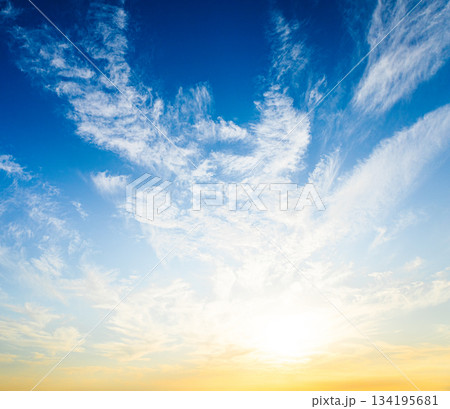 青空と雲と夕陽のドラマチックな風景 青空と雲と夕陽のドラマチックな風景 134195681