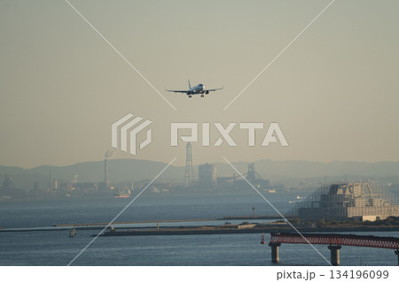 【東京都】羽田空港 着陸姿勢に入った旅客機 【東京都】羽田空港 着陸姿勢に入った旅客機 134196099