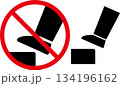 施設や観光地の注意書きで使用する乗らないでくださいアイコン 134196162
