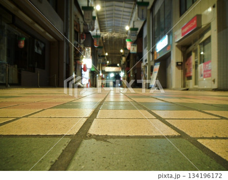 夜のアーケード商店街 134196172