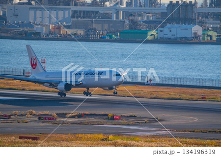 【東京都】羽田空港 旅客機の着陸 【東京都】羽田空港 旅客機の着陸 134196319