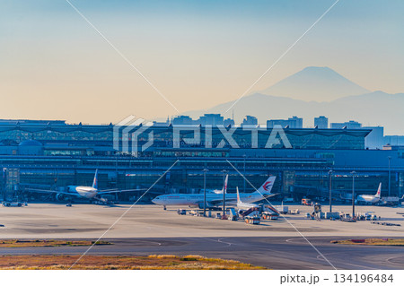 【東京都】羽田空港・国際線ターミナルの向こうに富士山 134196484