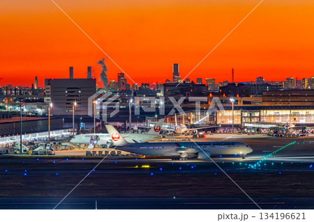 【東京都】夕焼け空に覆われた羽田空港の風景　駐機中の旅客機 134196621