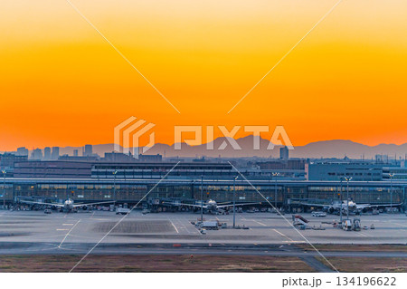 【東京都】夕焼け空に覆われた羽田空港の風景 駐機中の旅客機 【東京都】夕焼け空に覆われた羽田空港の風景 駐機中の旅客機 134196622