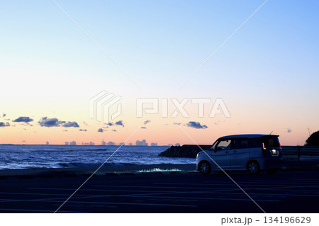 車のある海岸景 134196629