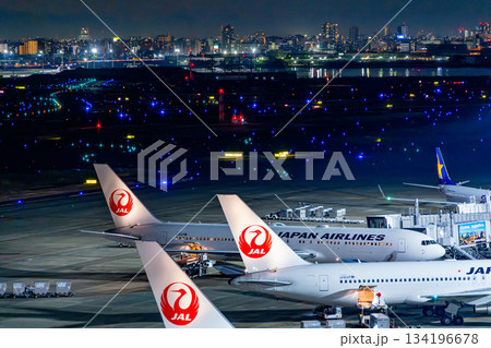 【東京都】羽田空港・駐機中の旅客機　日が落ちて 134196678