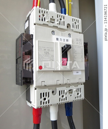 機械を操作する電子機器やリレー回路の操作盤 134196721