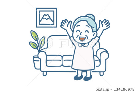 両手を挙げて万歳するシニア女性 134196979