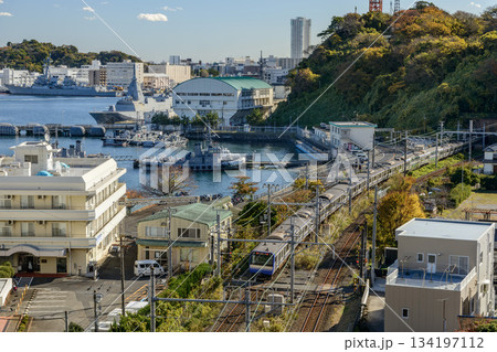 秋の横須賀線と横須賀港【神奈川県】 護衛艦 134197112