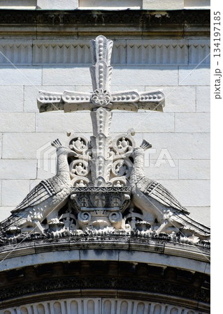ブルガリア、ソフィア、アレクサンドル・ネフスキー寺院、ファサードの十字架、ブルガリア正教会 134197185
