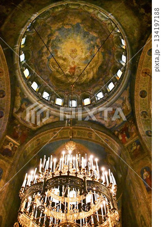 ブルガリア、ソフィア、アレクサンドル・ネフスキー寺院、ドームの天井画、シャンデリア、ブルガリア正教会 134197188