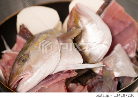 ぶり大根を作るイメージ　(かんぱち) 134197236