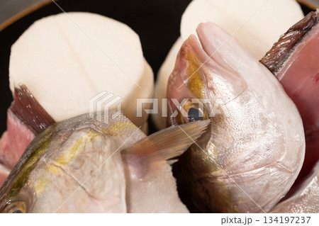 ぶり大根を作るイメージ　(かんぱち) 134197237