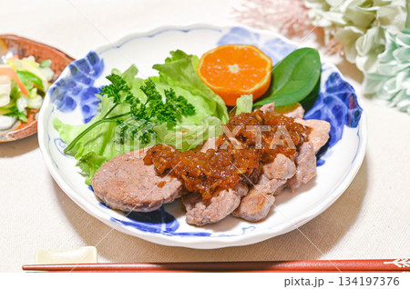 豚ヒレ肉のソテー　ジャポネソース添え 134197376