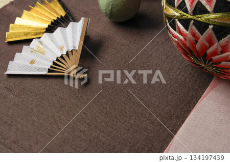 ミニ扇子と桜の枝が春を彩る和の背景 ミニ扇子と桜の枝が春を彩る和の背景 134197439