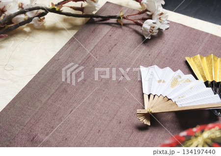ミニ扇子と桜の枝が春を彩る和の背景 134197440