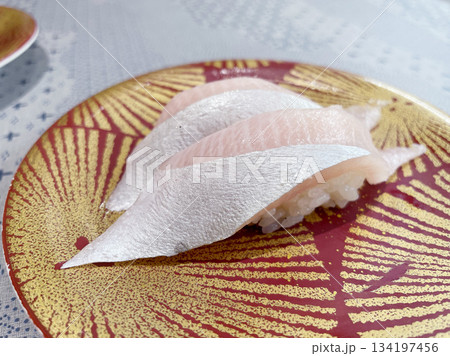 寒ブリの握り寿司 脂のりが抜群の冬の高級魚 寒ブリの握り寿司 脂のりが抜群の冬の高級魚 134197456