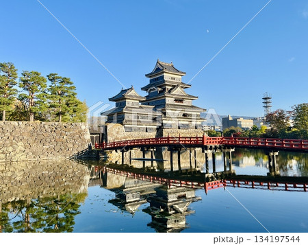 国宝 松本城と赤い橋 国宝 松本城と赤い橋 134197544