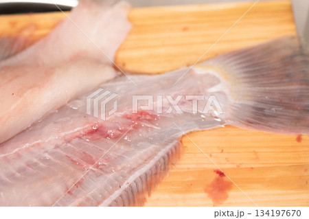 まな板の上でカレイを捌いているイメージ 134197670