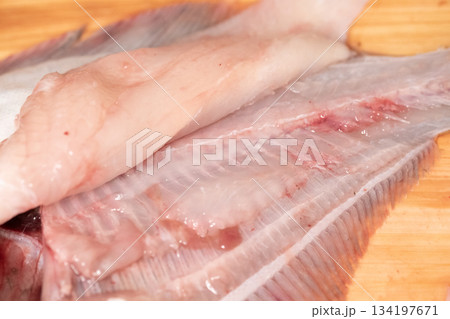まな板の上でカレイを捌いているイメージ 134197671
