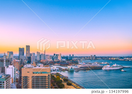 日本の横浜都市景観3隻日本の豪華客船、にっぽん丸、飛鳥Ⅱ、三井オーシャンフジが横浜港に集結＝11日 134197996