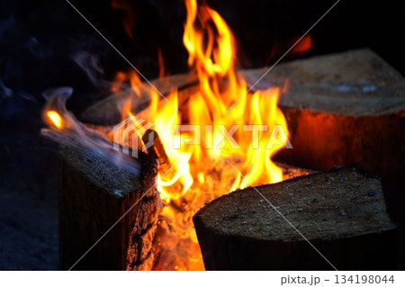 闇夜に瞬く火 134198044