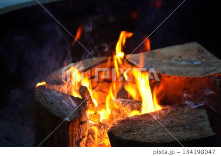 闇夜に瞬く火 134198047