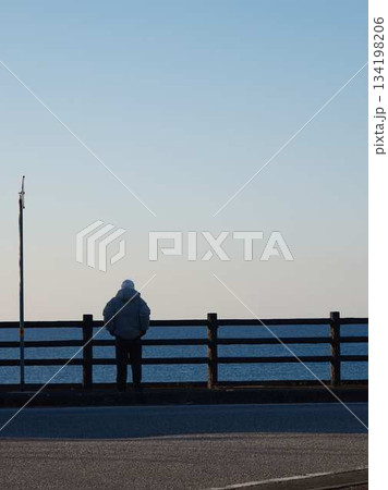 海岸でウォーキング・有酸素運動する高齢者 134198206