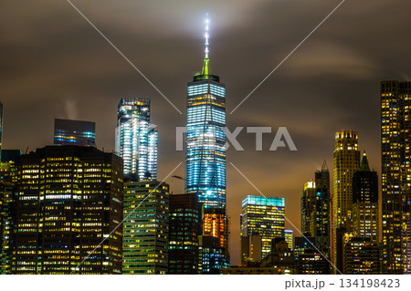 ブルックリンから見えるニューヨーク・マンハッタンの夜景 ブルックリンから見えるニューヨーク・マンハッタンの夜景 134198423
